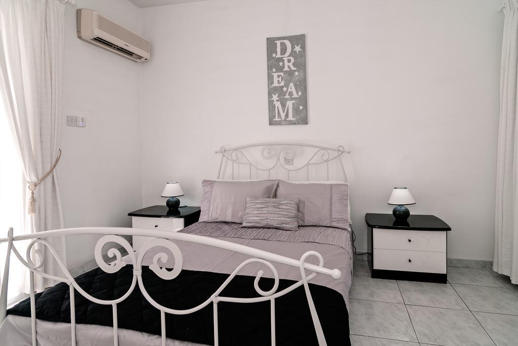 Sue'S Apartment Paphos Bagian luar foto