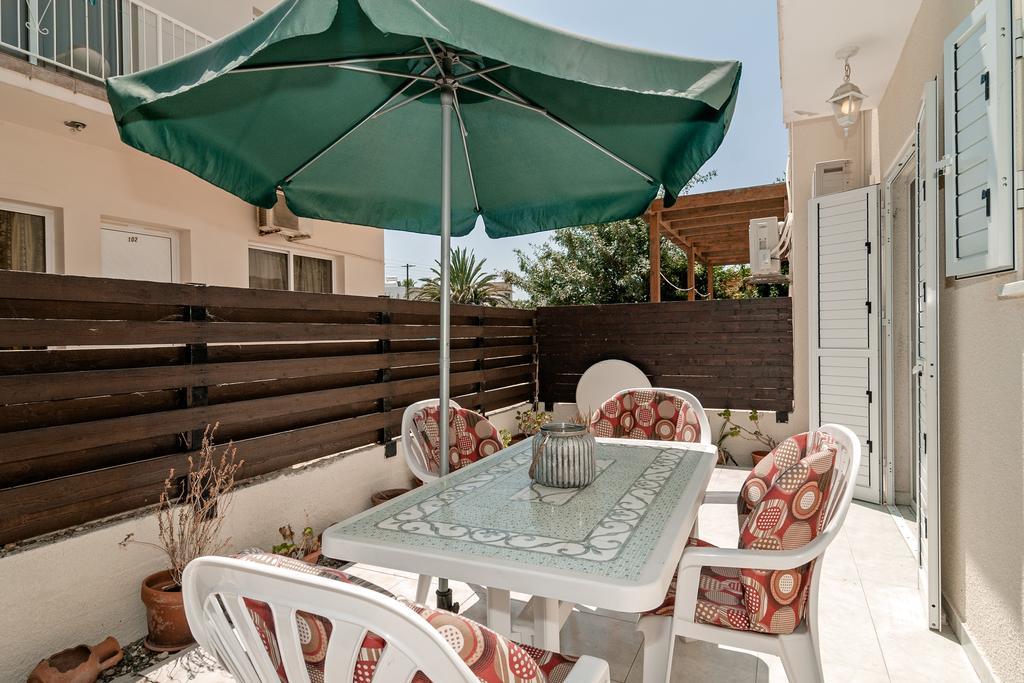Sue'S Apartment Paphos Bagian luar foto