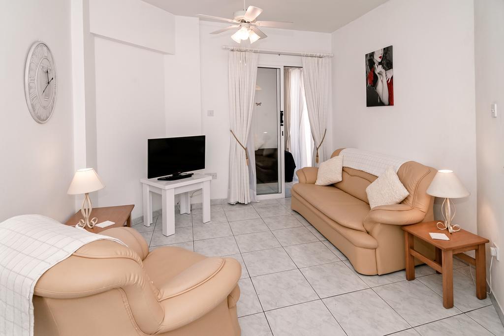 Sue'S Apartment Paphos Bagian luar foto