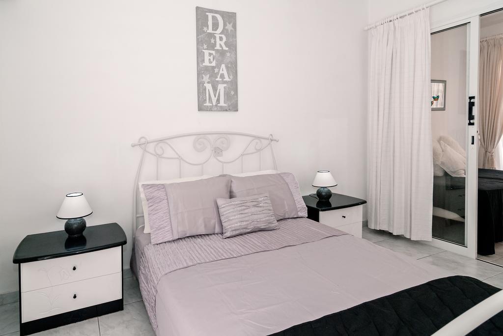Sue'S Apartment Paphos Bagian luar foto