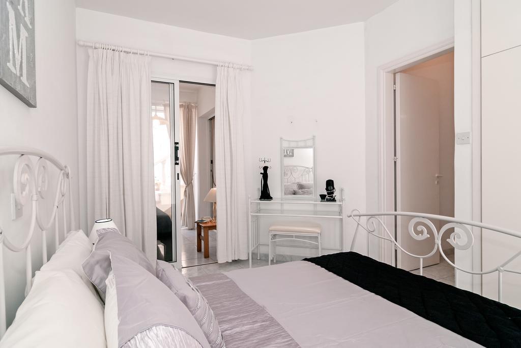 Sue'S Apartment Paphos Bagian luar foto