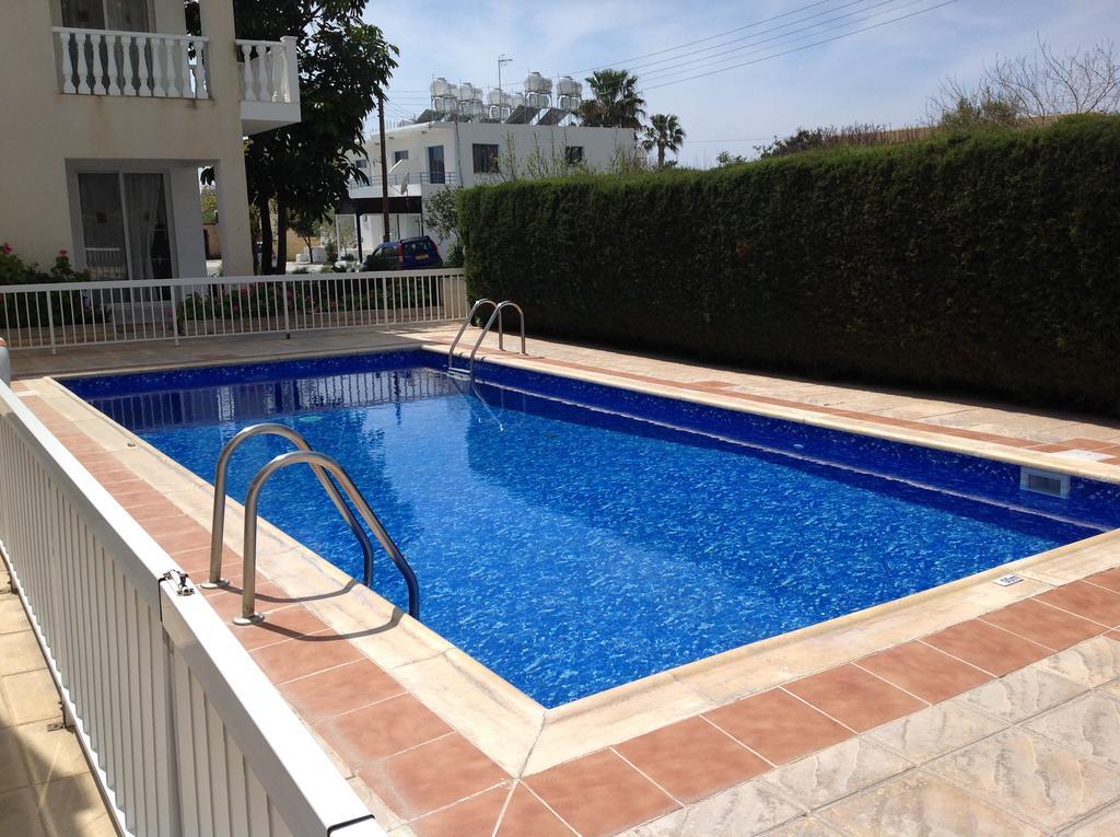 Sue'S Apartment Paphos Bagian luar foto