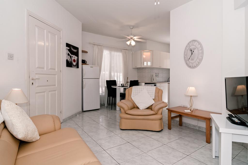 Sue'S Apartment Paphos Bagian luar foto