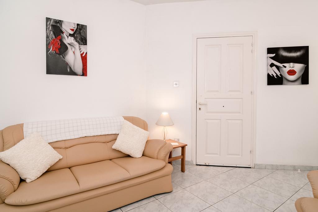 Sue'S Apartment Paphos Bagian luar foto