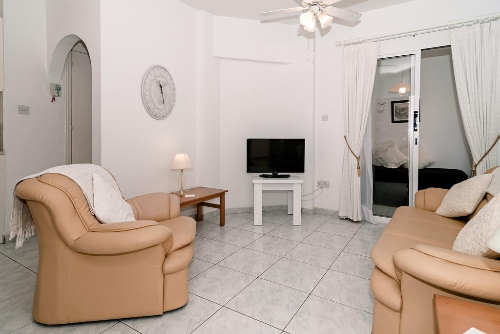 Sue'S Apartment Paphos Bagian luar foto