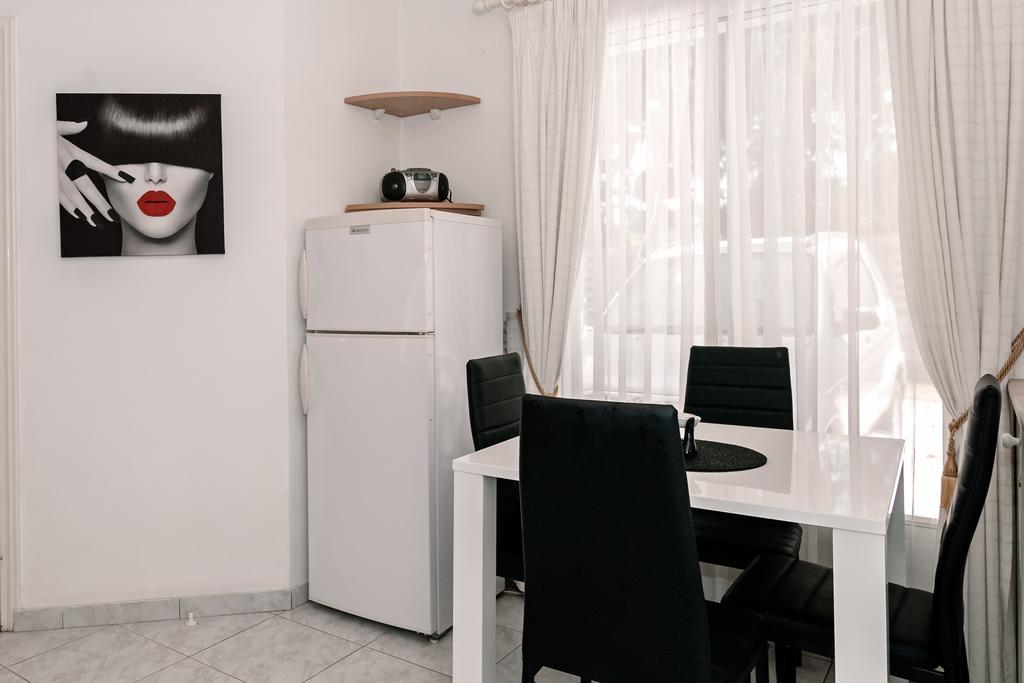 Sue'S Apartment Paphos Bagian luar foto