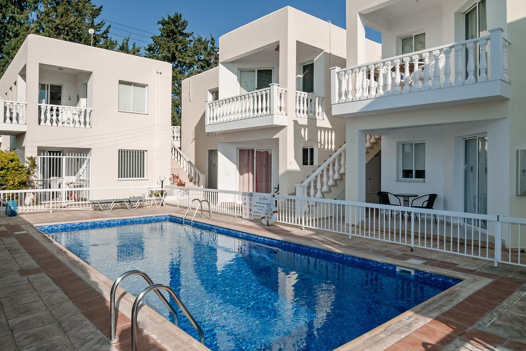 Sue'S Apartment Paphos Bagian luar foto